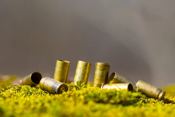 Крупный План Куча Оружейных Снарядов Лежат Траве — стоковое фото