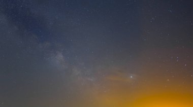 Güzel bir gece Samanyolu ile yıldızlı gökyüzü, doğal arka plan