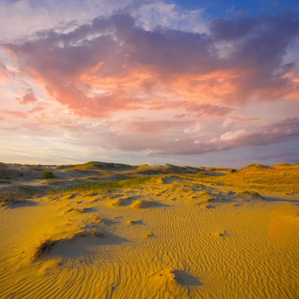 Brede Zandwoestijn Onder Rode Dramatische Bewolkte Lucht — Stockfoto