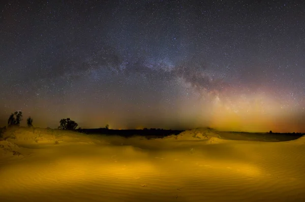 Písečná Poušť Pod Hvězdnatou Oblohou Mléčnou Dráhou Noční Venkovní Krajina — Stock fotografie