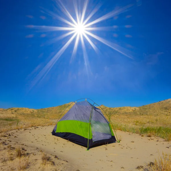 Kleines Touristisches Zelt Bleibt Bei Sonnigem Wetter Inmitten Sandiger Wüste — Stockfoto