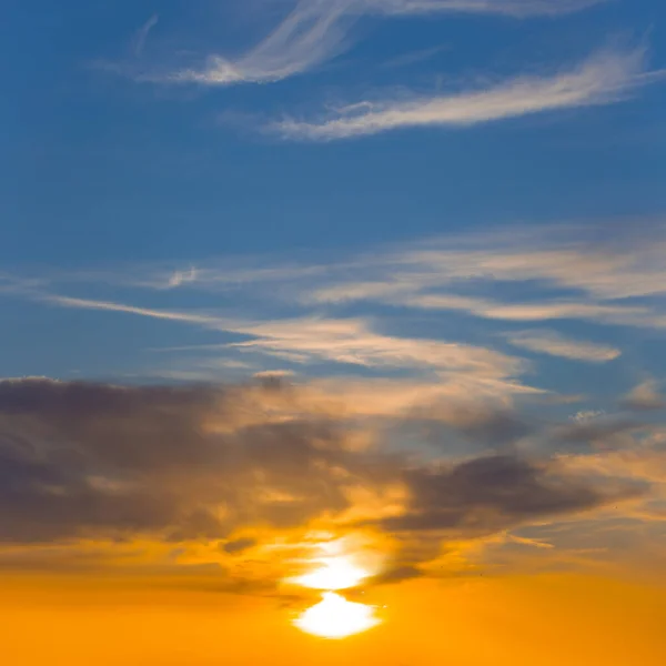 Vermelho Céu Nublado Dramático Pôr Sol Belo Fundo Céu Natural — Fotografia de Stock