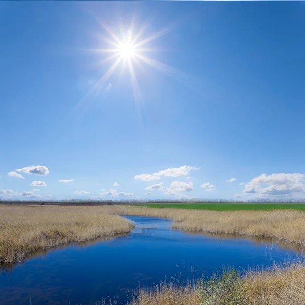 Kleiner Blauer Ruhiger Fluss Bei Strahlendem Sonnenschein — Stockfoto