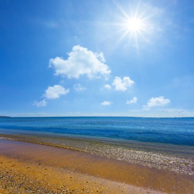 Sıcak yaz güneşli bir günde kumlu deniz plajı