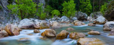 Dağ kanyonundan akan küçük bir nehir