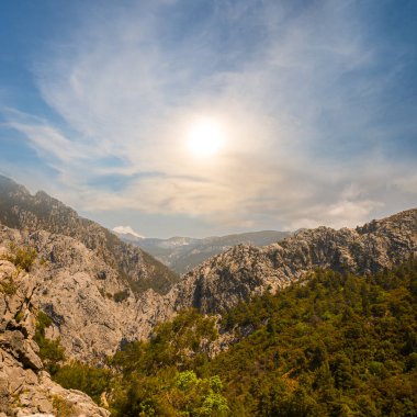 Gün batımında dağ vadisi