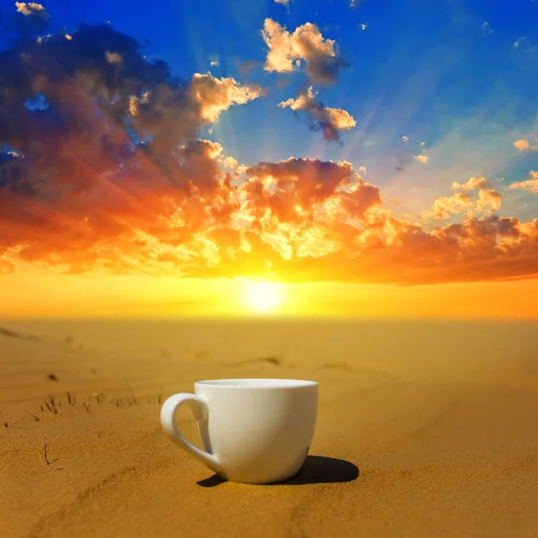 Detailní Bílý Šálek Kávy Pobyt Písku Při Dramatickém Západu Slunce — Stock fotografie
