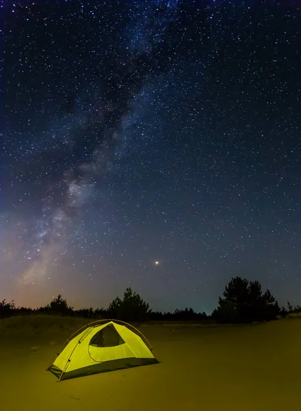 Kleines Touristisches Zelt Inmitten Sandiger Wüste Unter Sternenhimmel Nachtreise Camp — Stockfoto