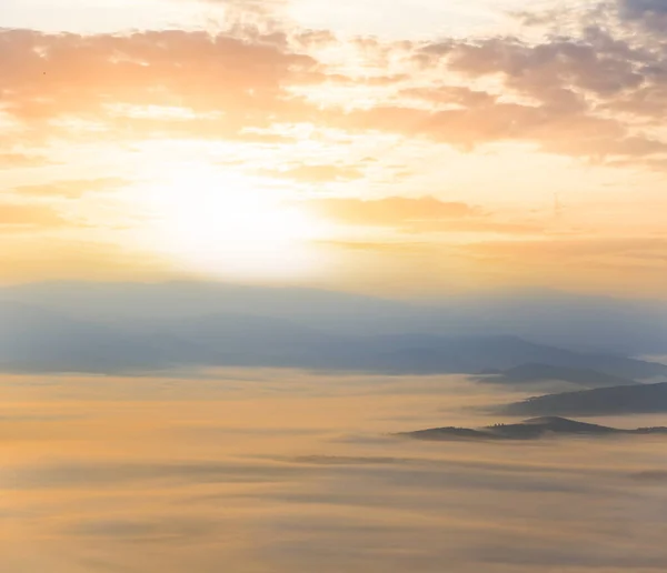 日の出の濃霧の中の山の谷早朝の山の風景 — ストック写真