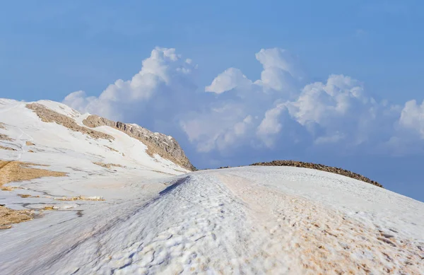 Schneebedeckter Bergrücken Unter Dichtem Bewölkten Himmel — Stockfoto
