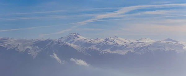 Besneeuwde Bergrug Onder Dichte Bewolkte Hemel — Stockfoto