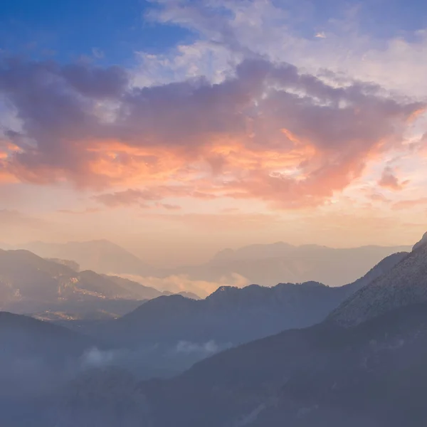 Силует Гірської Долини Блакитному Тумані Під Вечірнім Хмарним Небом — стокове фото