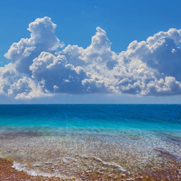 Smaragd Zee Baai Onder Een Dichte Cumulus Wolken Zomer Zee — Stockfoto