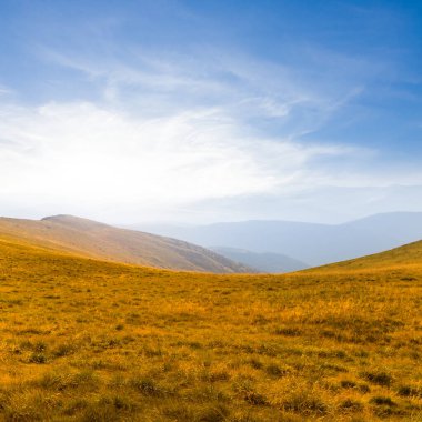 Sabahın erken saatlerinde yaz dağ zinciri