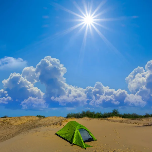 Nahaufnahme Grünes Touristisches Zelt Übernachten Inmitten Sandiger Prärie Bei Heißem — Stockfoto