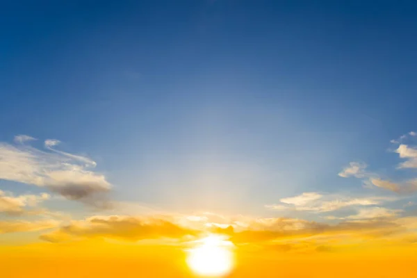 Avondzon Blauwe Bewolkte Hemel Prachtige Zonsondergang Achtergrond — Stockfoto