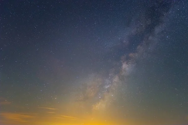 Nocne Gwiaździste Niebo Mleczną Drogą Piękne Naturalne Nocne Niebo Tło — Zdjęcie stockowe