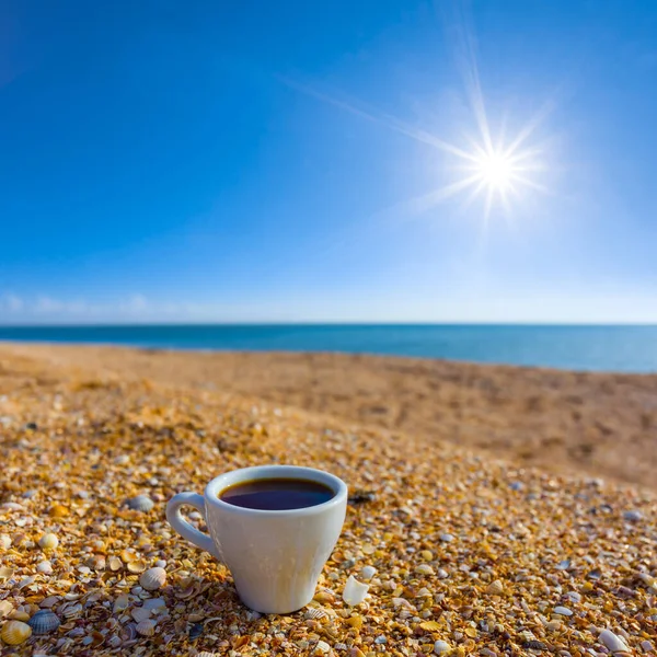 Kapalı Beyaz Kahve Fincanı Güneşli Yaz Gününde Kumlu Deniz Kırbacında — Stok fotoğraf