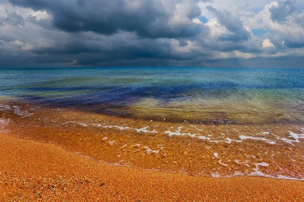 Smaragdový Mořský Záliv Pod Hustými Dramatickými Mraky — Stock fotografie