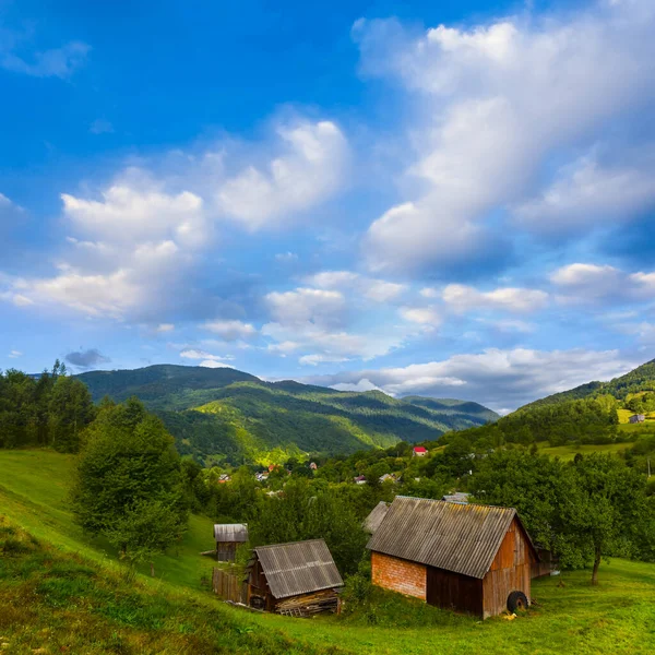 Маленьке Село Зеленій Гірській Долині — стокове фото