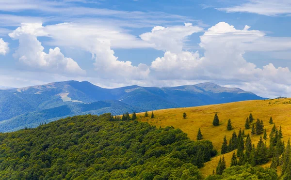 Літній Гірський Ланцюг Під Хмарним Небом — стокове фото