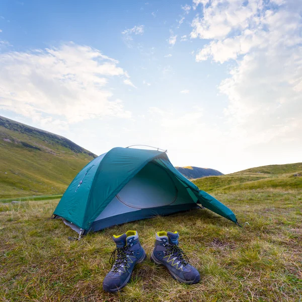 Dağ Vadisindeki Turistik Çadırın Yanında Bir Çift Bot Yaz Gezisi — Stok fotoğraf