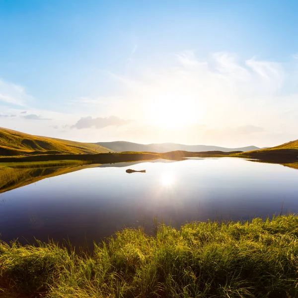 日出时小而安静的山湖 — 图库照片