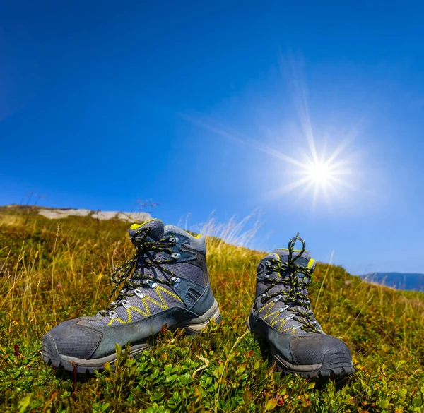 輝く太陽の下のマウントスロープでの観光ブーツのペア — ストック写真