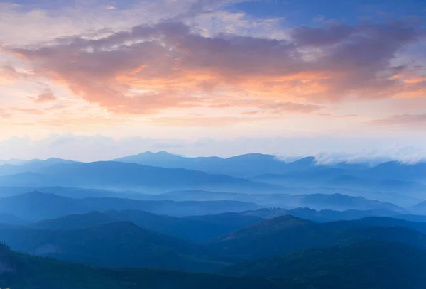 Crepúsculo Silueta Cresta Montaña Niebla Azul — Foto de Stock