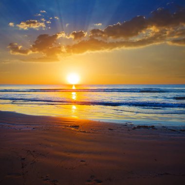 Sabahın erken saatlerinde kumlu sahil, tropikal sabah deniz manzarası.