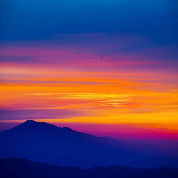 Mount Top Σιλουέτα Μπλε Ομίχλη Στο Δραματικό Λυκόφως — Φωτογραφία Αρχείου