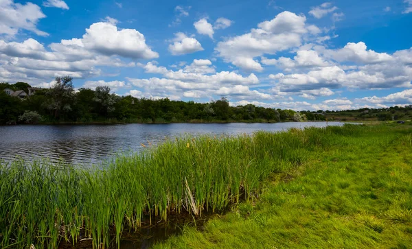Mała Spokojna Rzeka Pod Błękitnym Zachmurzonym Niebem Letnia Scena Wiejska — Zdjęcie stockowe