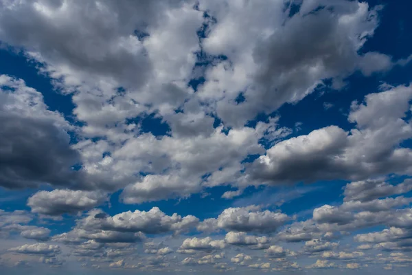 Langit Biru Dengan Latar Belakang Awan Cumulus Padat — Stok Foto