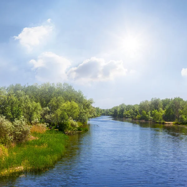Klidná Modrá Řeka Pod Jiskřícím Sluncem Letní Venkovní Krajina — Stock fotografie
