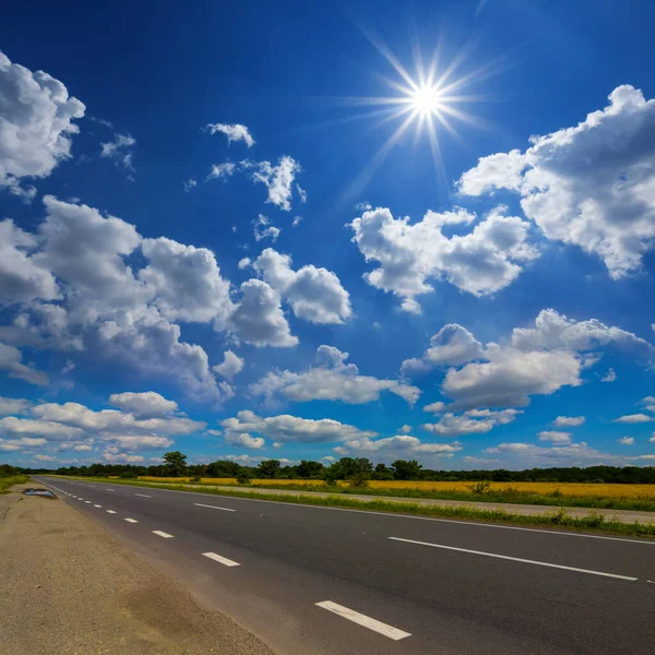 Long Asphalt Road Leaving Far Away Hot Sunny Day — Stock Photo, Image