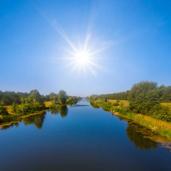 Canal Riego Bajo Sol Brillante Escena Ingeniería Riego Verano — Foto de Stock