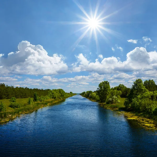 Kanał Nawadniania Promieniującym Słońcu Letnia Scena Inżynierii Nawadniania — Zdjęcie stockowe