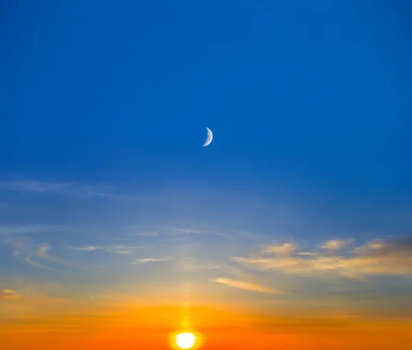 Avond Zon Halh Maan Bewolkte Hemel Dramatische Zonsondergang Achtergrond — Stockfoto