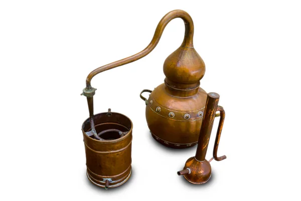 Closeup Medieval Cobre Álcool Destilador Isolado Sobre Fundo Branco — Fotografia de Stock