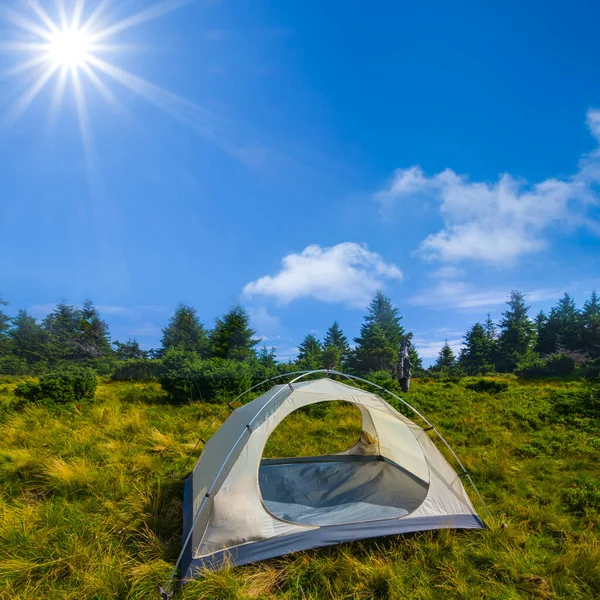 Beyaz Turistik Çadır Güneşli Bir Günde Ormanlık Alanda Kalır Yaz — Stok fotoğraf