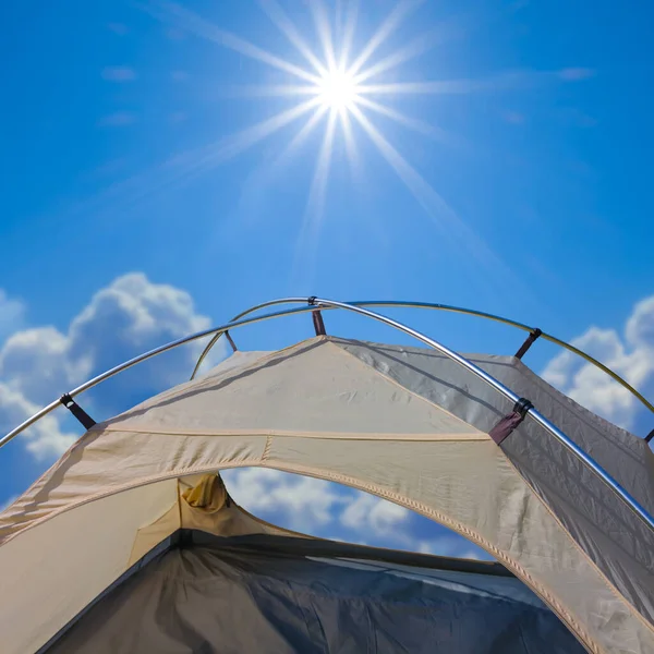 Zbliżenie Turystyczne Namiot Tle Niebieskiego Nieba Pod Blaskiem Słońca — Zdjęcie stockowe