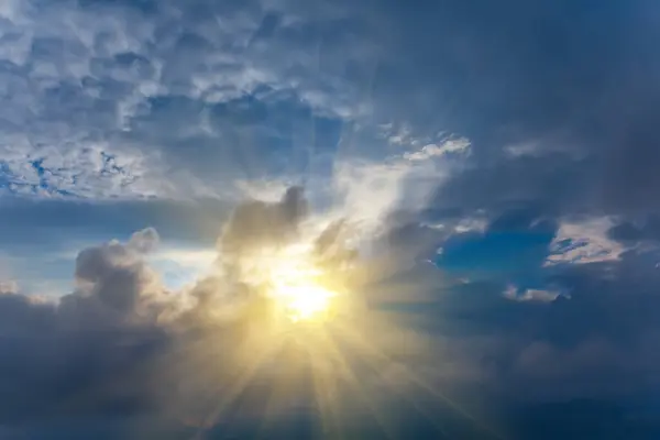 Iskrzące Słońce Pchać Przez Gęste Chmury Cumulus Dramatyczne Słoneczne Niebo — Zdjęcie stockowe