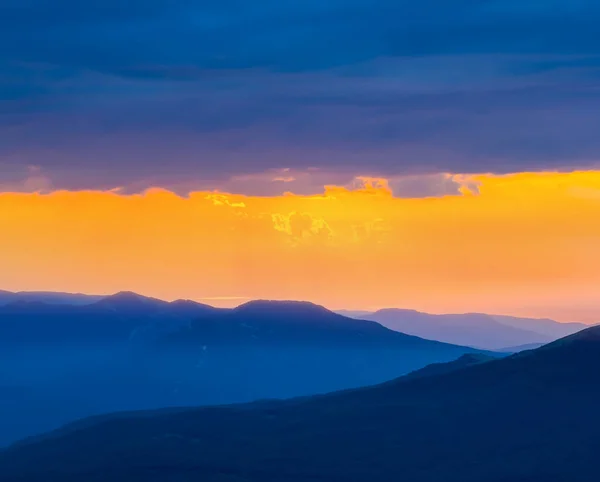 Silhouette Der Bergkette Beim Dramatischen Sonnenuntergang Hintergrund Der Bergreise — Stockfoto