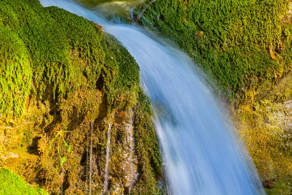 山区河流上的小瀑布 — 图库照片