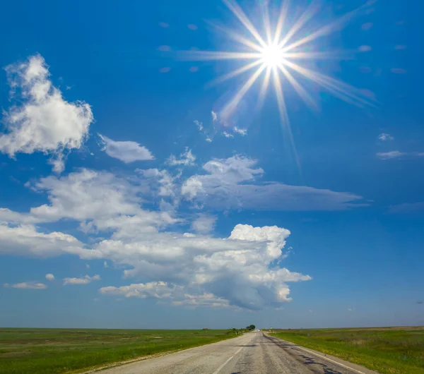 Длинная Асфальтовая Дорога Среди Зеленых Полей Летний Солнечный День — стоковое фото