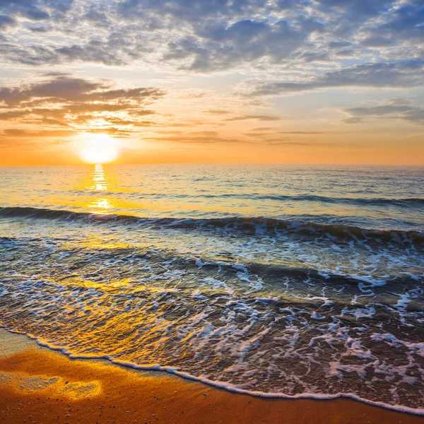 Spokojna Letnia Zatoka Morska Przy Dramatycznym Zachodzie Słońca Letnie Tło — Zdjęcie stockowe