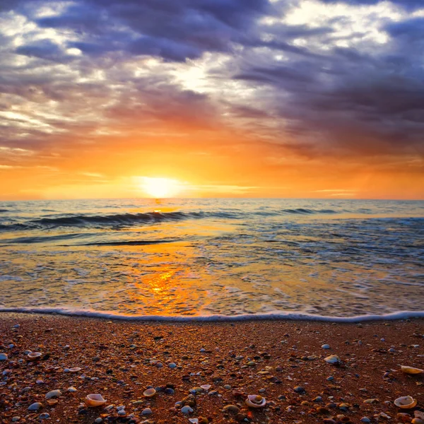 Klidný Letní Mořský Záliv Při Dramatickém Západu Slunce Letní Moře — Stock fotografie