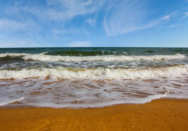 Летний Изумрудный Морской Залив Песчаным Пляжем — стоковое фото