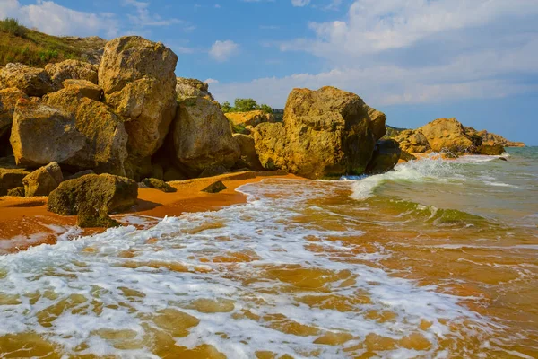 Yaz Zümrüt Deniz Koyunda Kumlu Sahilde Taşlar — Stok fotoğraf