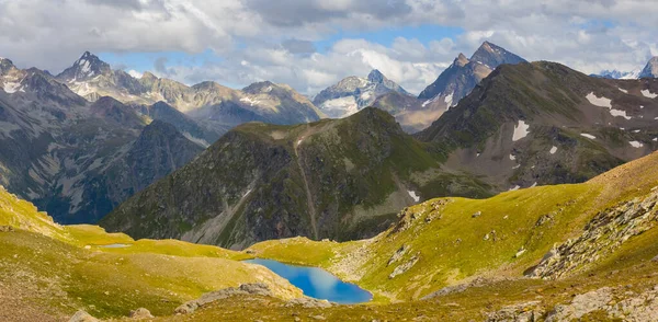 Valle Montaña Con Pequeño Lago Bajo Cielo Azul Nublado — Foto de Stock
